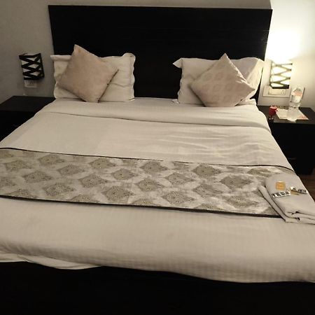 Pearl Suites At Omex Entrenity Vrindāvan المظهر الخارجي الصورة