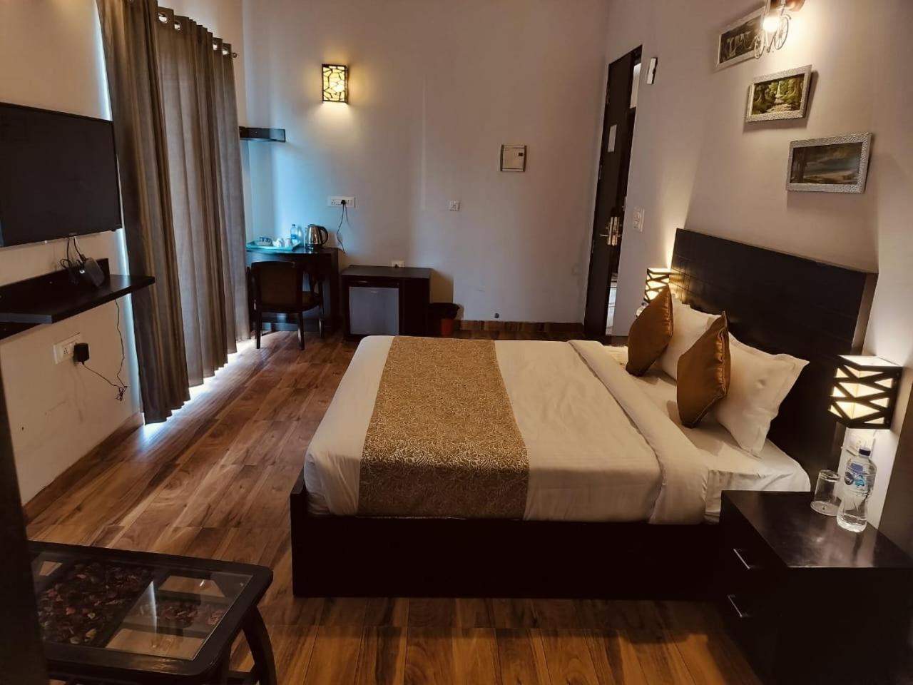 Pearl Suites At Omex Entrenity Vrindāvan المظهر الخارجي الصورة