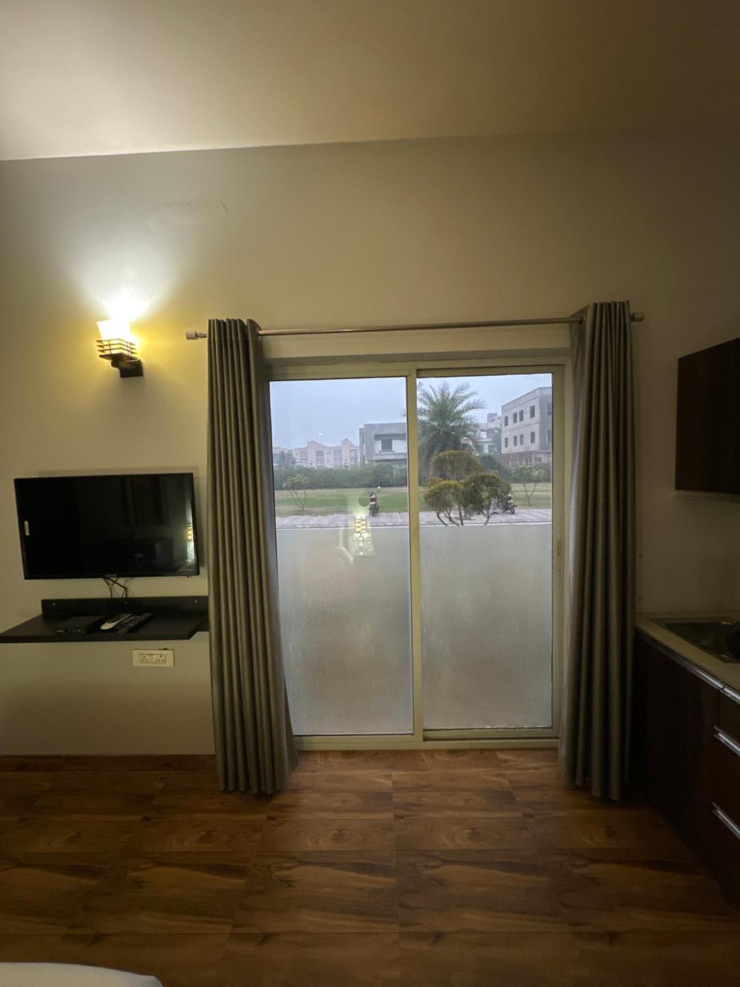 Pearl Suites At Omex Entrenity Vrindāvan المظهر الخارجي الصورة