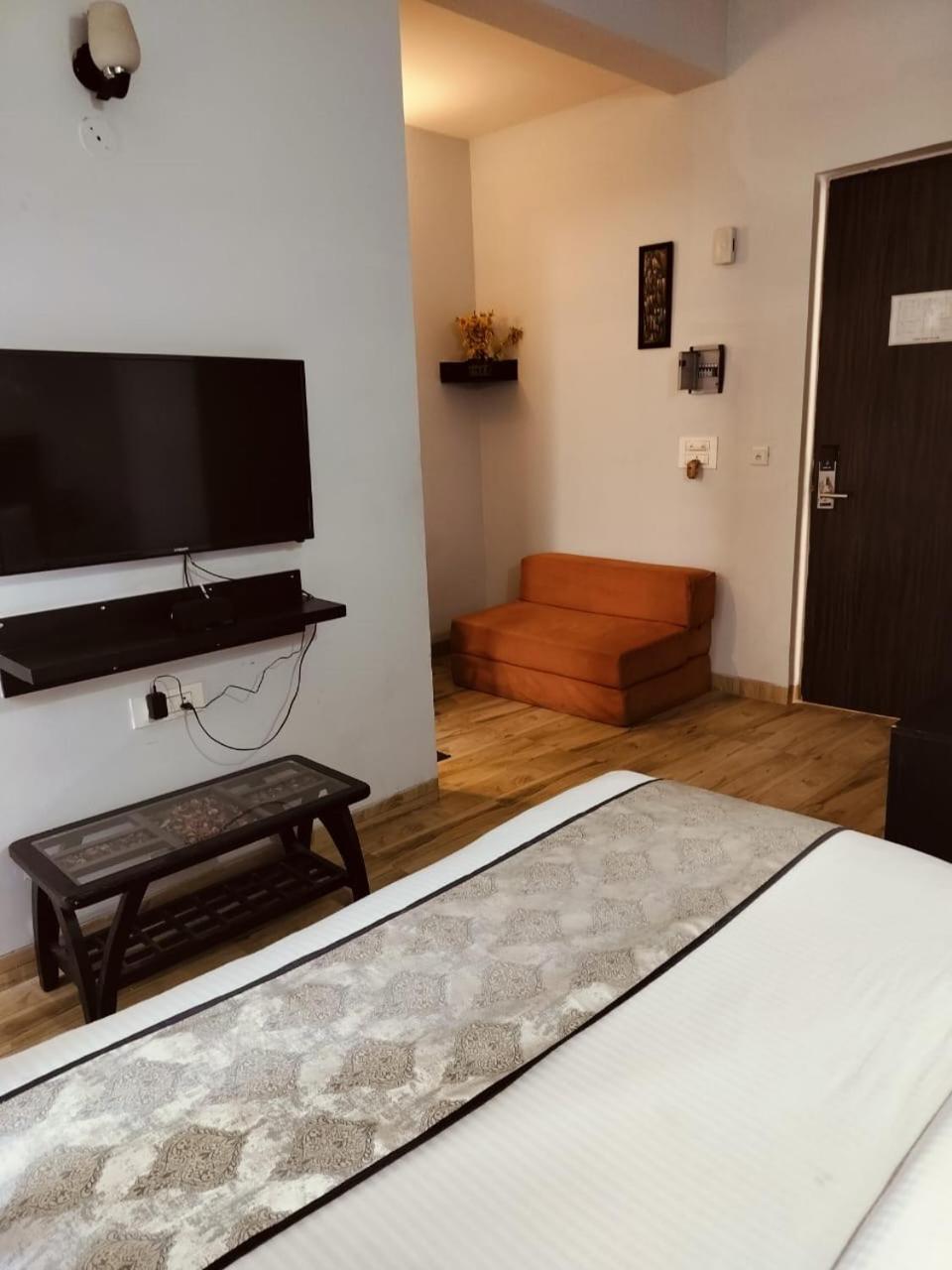 Pearl Suites At Omex Entrenity Vrindāvan المظهر الخارجي الصورة